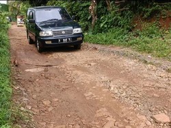 Warga Pandeglang Protes Jalan Rusak Bertahun-tahun, Harap Segera Diperbaiki