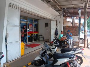 Keukeuh Mangkal di Minimarket Meski Dilarang, Jukir: Nggak Ada Kerjaan Lain