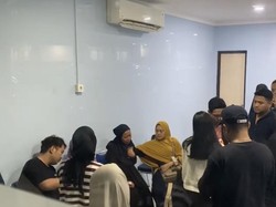 Keluarga Korban Pesawat Latih Jatuh di BSD Datangi RS Polri