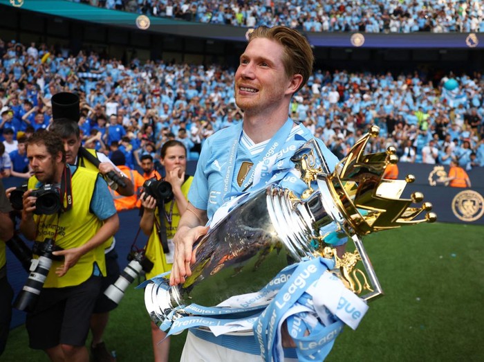 Soccer Football - Premier League - Manchester City v West Ham United - Etihad Stadium, Manchester, Britain - May 19, 2024  Manchester City's Kevin De Bruyne celebrates with the trophy after winning the Premier League Action Images via Reuters/Lee Smith EDITORIAL USE ONLY. NO USE WITH UNAUTHORIZED AUDIO, VIDEO, DATA, FIXTURE LISTS, CLUB/LEAGUE LOGOS OR 'LIVE' SERVICES. ONLINE IN-MATCH USE LIMITED TO 120 IMAGES, NO VIDEO EMULATION. NO USE IN BETTING, GAMES OR SINGLE CLUB/LEAGUE/PLAYER PUBLICATIONS. PLEASE CONTACT YOUR ACCOUNT REPRESENTATIVE FOR FURTHER DETAILS..