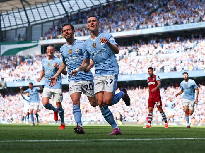 MANCHESTER, ENGLAND - MAY 19: Phil Foden of Manchester City celebrates after scoring a goal to make it 2-0 during the Premier League match between Manchester City and West Ham United at Etihad Stadium on May 19, 2024 in Manchester, England.(Photo by Robbie Jay Barratt - AMA/Getty Images)