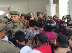 Tuntut Perbaikan Jalan, Warga di Asahan Terobos Kantor DPRD