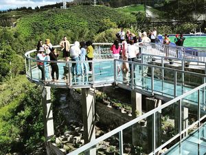 Maulana Cafe Berastagi, Destinasi Wisata dengan Spot Foto Jembatan Kaca Maulana Cafe Berastagi, Destinasi Wisata dengan Spot Foto Jembatan Kaca