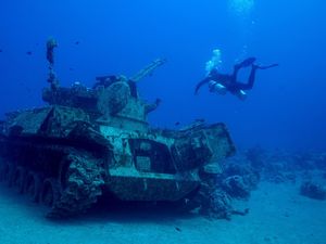 Melihat Museum Militer di Bawah Laut Yordania Melihat Museum Militer di Bawah Laut Yordania