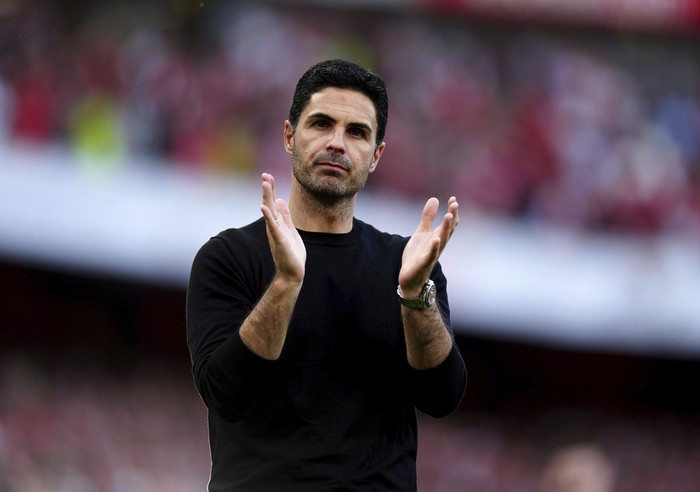 Arsenal manager Mikel Arteta applauds spectators at the end of the English Premier League soccer match between Arsenal and Everton at the Emirates stadium in London, Sunday, May 19, 2024. Arsenal won the match 2-1 but it was not enough to clinch the Premier League title as Manchester City won their last match of the season to top the season ending standings. (Mike Egerton/PA via AP)
