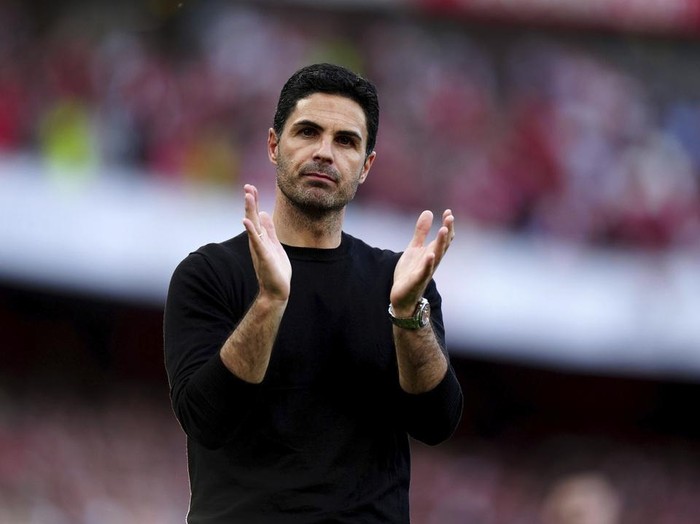 Arsenal manager Mikel Arteta applauds spectators at the end of the English Premier League soccer match between Arsenal and Everton at the Emirates stadium in London, Sunday, May 19, 2024. Arsenal won the match 2-1 but it was not enough to clinch the Premier League title as Manchester City won their last match of the season to top the season ending standings. (Mike Egerton/PA via AP)