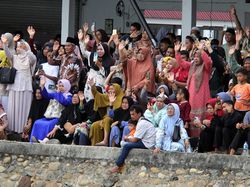 Momen Haru Pelepasan Jemaah Haji di Pelabuhan Dumai