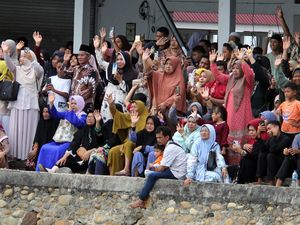 Momen Haru Pelepasan Jemaah Haji di Pelabuhan Dumai Momen Haru Pelepasan Jemaah Haji di Pelabuhan Dumai