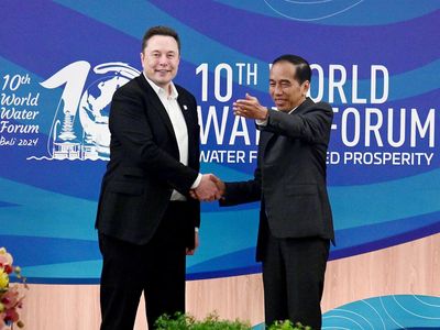 Momen Jabat Tangan Jokowi dan Elon Musk Usai Starlink Masuk RI