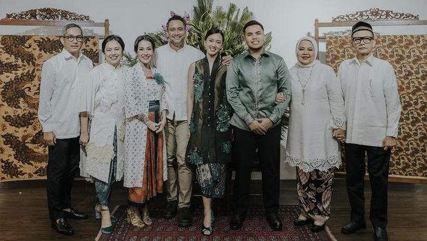 Momen Pertunangan Nabila Sudiro