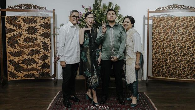 Momen Pertunangan Nabila Sudiro