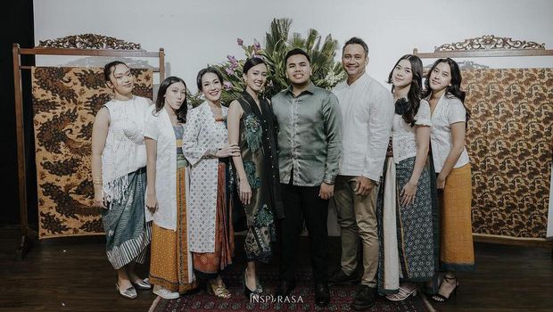 Momen Pertunangan Nabila Sudiro