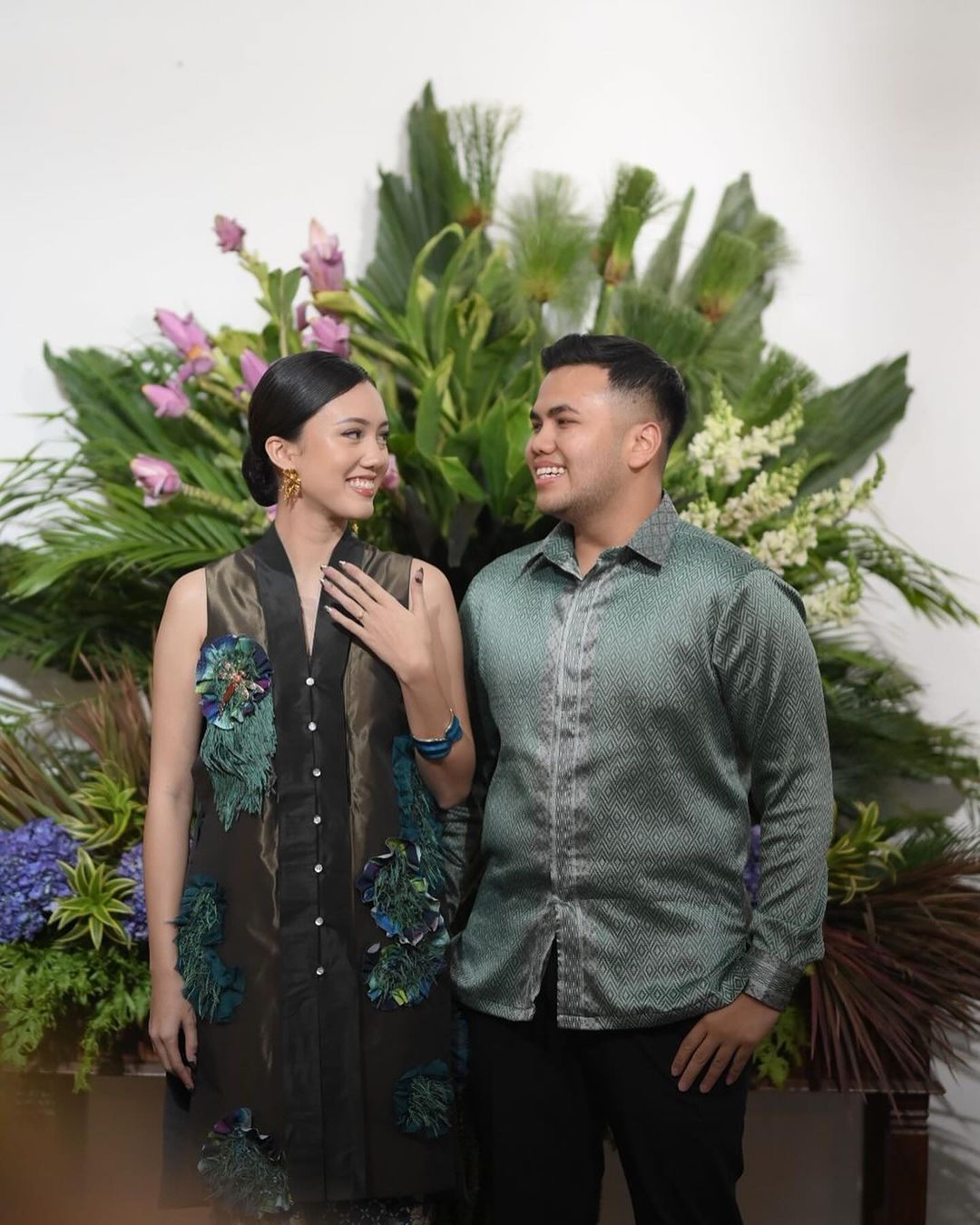 Momen Pertunangan Nabila Sudiro