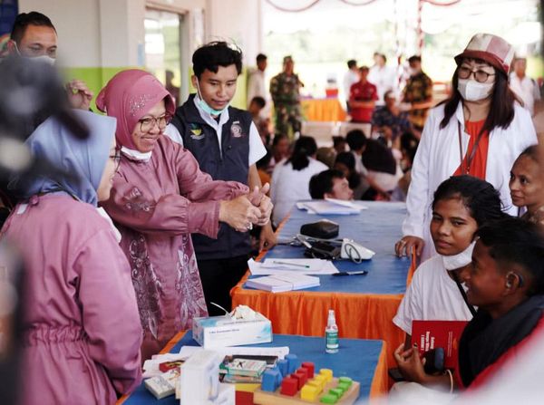 Momen Risma Pantau Baksos Kemensos di Sumba Timur
