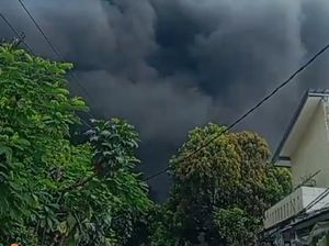 Pabrik di Gunung Putri Bogor Kebakaran, Asap Hitam Membubung