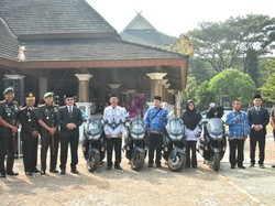 PJ Bupati Sumedang Beri Apresiasi Sepeda Motor untuk 4 Guru di Pelosok