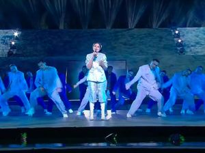 Profil Bulan Sutena, Seleb TikTok Bali yang Goyang Panggung Gala Dinner WWF Profil Bulan Sutena, Seleb TikTok Bali yang Goyang Panggung Gala Dinner WWF