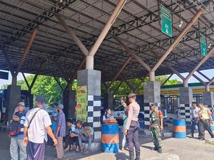 Polisi Patroli Terminal Purabaya Sebagai Pengamanan Imbangan WWF di Bali Polisi Patroli Terminal Purabaya Sebagai Pengamanan Imbangan WWF di Bali
