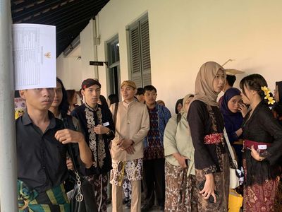 Peserta Upacara Padati Museum Kebangkitan Nasional dengan Pakaian Adat
