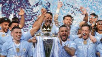 Dua bek John Stones dan Kyle Walker (AP)