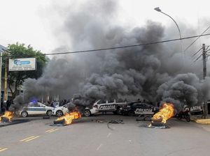 Polisi di Argentina Bakar Ban Saat Demo Tuntut Naik Gaji Polisi di Argentina Bakar Ban Saat Demo Tuntut Naik Gaji