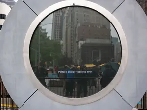 Sempat Ditutup gegara Wanita Pamer Payudara, Portal Dublin-New York Dibuka Lagi Sempat Ditutup gegara Wanita Pamer Payudara, Portal Dublin-New York Dibuka Lagi