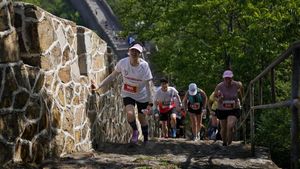 Potret Keseruan Lari Marathon di Tembok Besar China