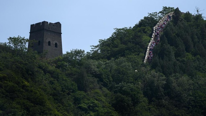 Potret Keseruan Lari Marathon di Tembok Besar China Runners make their way on a narrow and steep stretch of the Huangyaguan Great Wall route during the Great Wall Marathon in Jizhou, on the outskirts of Beijing, Saturday, May 18, 2024. Professional and running enthusiasts raced along a section of the iconic Great Wall of China. (AP Photo/Andy Wong)