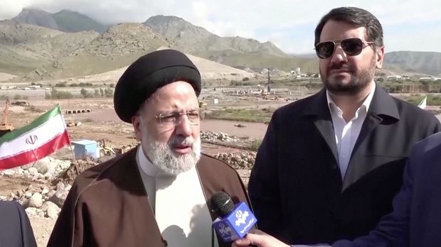 Presiden Iran Ebrahim Raisi saat mengunjungi proyek bendungan beberapa jam sebelum insiden helikopter. (Tangkapan Layar Video Reuters/POOL VIA WANA)