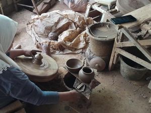 Menengok Putaran Miring Gerabah Klaten yang Jadi Warisan Budaya Tak Benda Menengok Putaran Miring Gerabah Klaten yang Jadi Warisan Budaya Tak Benda