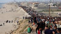 Ratusan Warga Gaza Kumpul di Pantai Berharap Bantuan