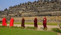 Momen Para Bhikkhu Mengelilingi Candi Borobudur