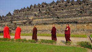 Momen Para Bhikkhu Mengelilingi Candi Borobudur