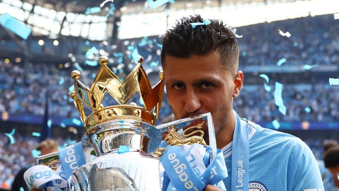 Soccer Football - Premier League - Manchester City v West Ham United - Etihad Stadium, Manchester, Britain - May 19, 2024  Manchester Citys Rodri celebrates with the trophy after winning the Premier League Action Images via Reuters/Lee Smith EDITORIAL USE ONLY. NO USE WITH UNAUTHORIZED AUDIO, VIDEO, DATA, FIXTURE LISTS, CLUB/LEAGUE LOGOS OR LIVE SERVICES. ONLINE IN-MATCH USE LIMITED TO 120 IMAGES, NO VIDEO EMULATION. NO USE IN BETTING, GAMES OR SINGLE CLUB/LEAGUE/PLAYER PUBLICATIONS. PLEASE CONTACT YOUR ACCOUNT REPRESENTATIVE FOR FURTHER DETAILS..