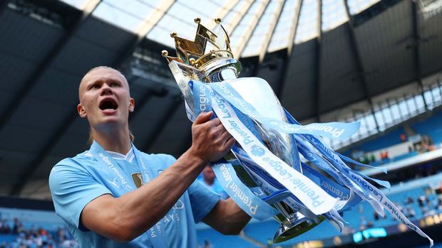 Soccer Football - Premier League - Manchester City v West Ham United - Etihad Stadium, Manchester, Britain - May 19, 2024 Manchester City's Erling Braut Haaland celebrates with the trophy after winning the Premier League REUTERS/Molly Darlington EDITORIAL USE ONLY. NO USE WITH UNAUTHORIZED AUDIO, VIDEO, DATA, FIXTURE LISTS, CLUB/LEAGUE LOGOS OR 'LIVE' SERVICES. ONLINE IN-MATCH USE LIMITED TO 120 IMAGES, NO VIDEO EMULATION. NO USE IN BETTING, GAMES OR SINGLE CLUB/LEAGUE/PLAYER PUBLICATIONS. PLEASE CONTACT YOUR ACCOUNT REPRESENTATIVE FOR FURTHER DETAILS..