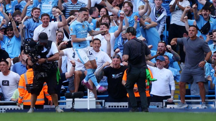 Selamat! Manchester City Juara Liga Inggris Soccer Football - Premier League - Manchester City v West Ham United - Etihad Stadium, Manchester, Britain - May 19, 2024
Manchester City's Erling Braut Haaland celebrates with the trophy after winning the Premier League REUTERS/Molly Darlington EDITORIAL USE ONLY. NO USE WITH UNAUTHORIZED AUDIO, VIDEO, DATA, FIXTURE LISTS, CLUB/LEAGUE LOGOS OR 'LIVE' SERVICES. ONLINE IN-MATCH USE LIMITED TO 120 IMAGES, NO VIDEO EMULATION. NO USE IN BETTING, GAMES OR SINGLE CLUB/LEAGUE/PLAYER PUBLICATIONS. PLEASE CONTACT YOUR ACCOUNT REPRESENTATIVE FOR FURTHER DETAILS..