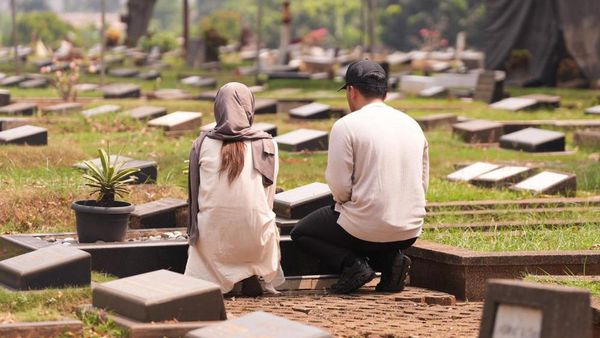Foto Thariq Halilintar ke Makam Adjie Massaid Usai Lamar Aaliyah, Minta Restu