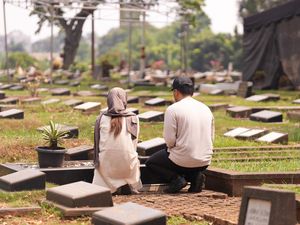 Foto Thariq Halilintar ke Makam Adjie Massaid Usai Lamar Aaliyah, Minta Restu Foto Thariq Halilintar ke Makam Adjie Massaid Usai Lamar Aaliyah, Minta Restu