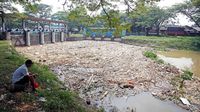 Sampah Menumpuk di Anak Sungai Cisadane