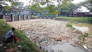 Sampah Menumpuk di Anak Sungai Cisadane