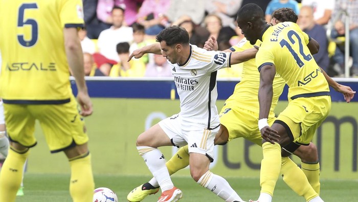 Real Madrids Brahim Diaz, centre, challenges for the ball with Villarreals Eric Bailly, right, during the Spanish La Liga soccer match between Villareal and Real Madrid at Estadio De La Ceramica in Villareal, Spain, Sunday, May 19, 2024. (AP Photo/Alberto Saiz)