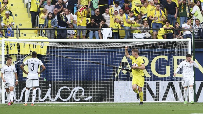 Villarreals Alexander Sorloth celebrates after scoring his sides first goal during the Spanish La Liga soccer match between Villareal and Real Madrid at Estadio De La Ceramica in Villareal, Spain, Sunday, May 19, 2024. (AP Photo/Alberto Saiz)