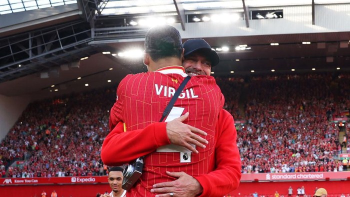 LIVERPOOL, ENGLAND - MAY 19: Jurgen Klopp embraces Virgil van Dijk of Liverpool after the teams victory during the Premier League match between Liverpool FC and Wolverhampton Wanderers at Anfield on May 19, 2024 in Liverpool, England. (Photo by Clive Brunskill/Getty Images)