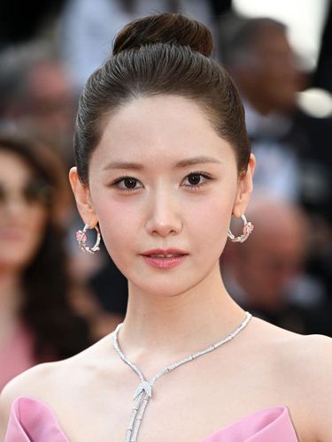 CANNES, FRANCE - MAY 19: Im Yoon-ah attends the "Horizon: An American Saga" Red Carpet at the 77th annual Cannes Film Festival at Palais des Festivals on May 19, 2024 in Cannes, France. (Photo by Stephane Cardinale - Corbis/Corbis via Getty Images)