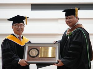 Menko Perekonomian Airlangga Hartarto Dapat Gelar Doktor HC dari Kampus Korsel Menko Perekonomian Airlangga Hartarto Dapat Gelar Doktor HC dari Kampus Korsel