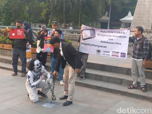 Tolak RUU Penyiaran, Wartawan Solo Gelar Teatrikal-Bentangkan Poster Tolak RUU Penyiaran, Wartawan Solo Gelar Teatrikal-Bentangkan Poster