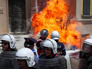 Momen Demonstran Lempari Kantor Walkot Tirana Albania dengan Molotov Momen Demonstran Lempari Kantor Walkot Tirana Albania dengan Molotov