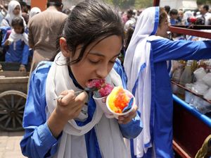 Siswa di Pakistan Ngemil Es Serut Ditengah Panasnya Cuaca