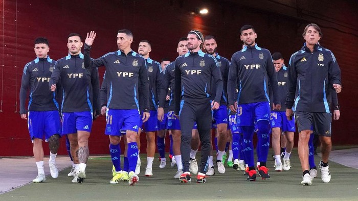 LOS ANGELES, CALIFORNIA - MARCH 26: Angel Di Maria of Argentina (3rd from L to R) acknowledges fan as he walks onto the field with teammates prior to  a friendly match between Argentina and Costa Rica at United Airlines Field at the Los Angeles Memorial Coliseum on March 26, 2024 in Los Angeles, California. (Photo by Gustavo Pagano/Getty Images)