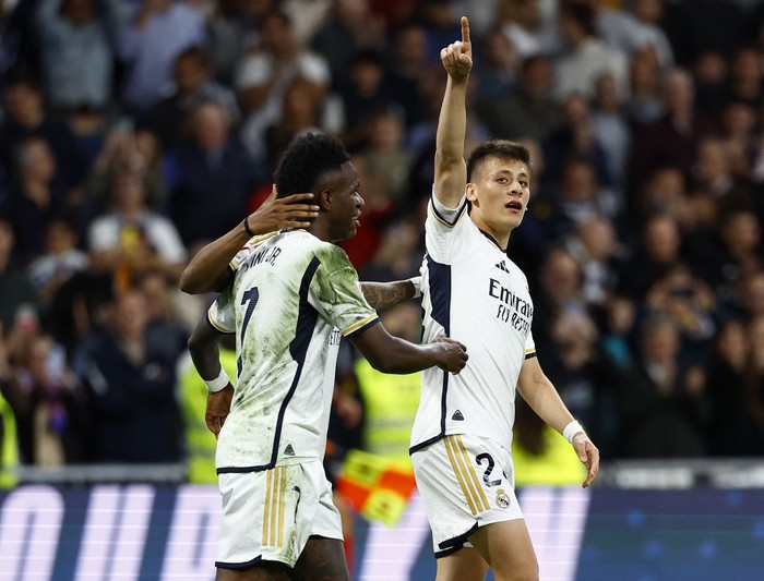 Arda Guler Soccer Football - LaLiga - Real Madrid v Deportivo Alaves - Santiago Bernabeu, Madrid, Spain - May 14, 2024 Real Madrid's Arda Guler celebrates scoring their fifth goal with Real Madrid's Rodrygo and Vinicius Junior REUTERS/Susana Vera